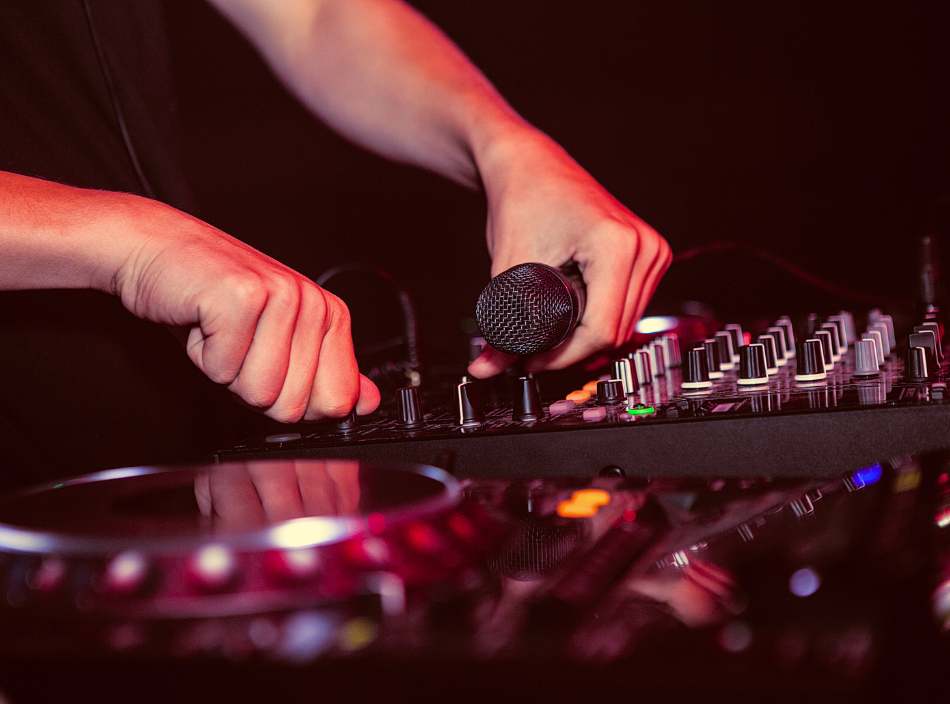 dj spinning buttons playing a live college dj event